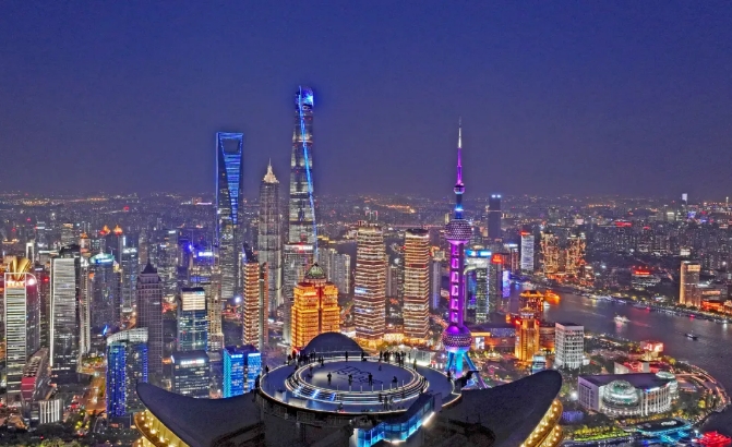 白玉兰观景台与浦江夜景。新华社记者 刘颖 摄