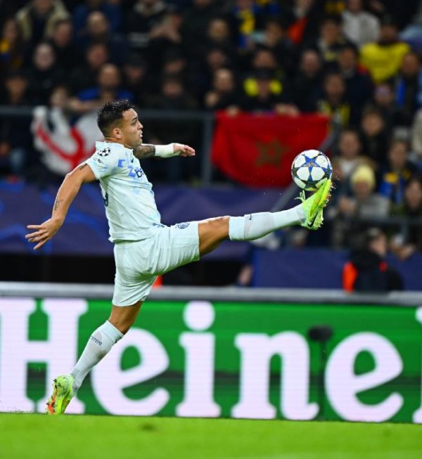 蜗牛配资 劳塔罗屡失良机，泽林斯基世界波，国米逃红2-1绝杀维罗纳