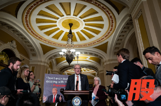 参议院少数党领袖、纽约州民主党人查克·舒默（左）和民主党参议员帕蒂·默里在周二的新闻发布会上